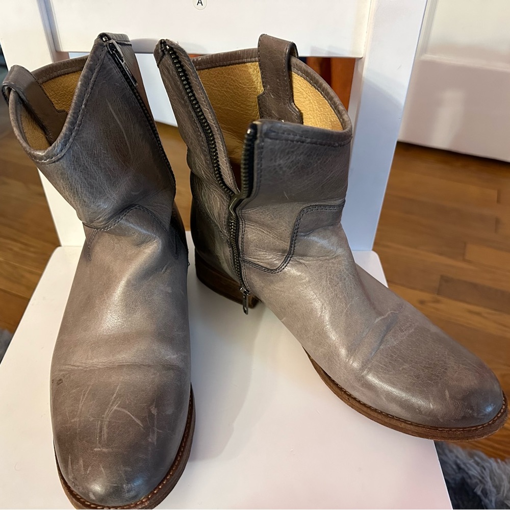 FRYE BOOTS - Size 9.5 - Good condition